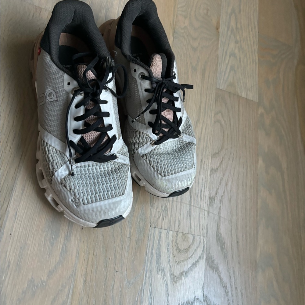 Women’s Size 5 OnCloud Tennis Shoes